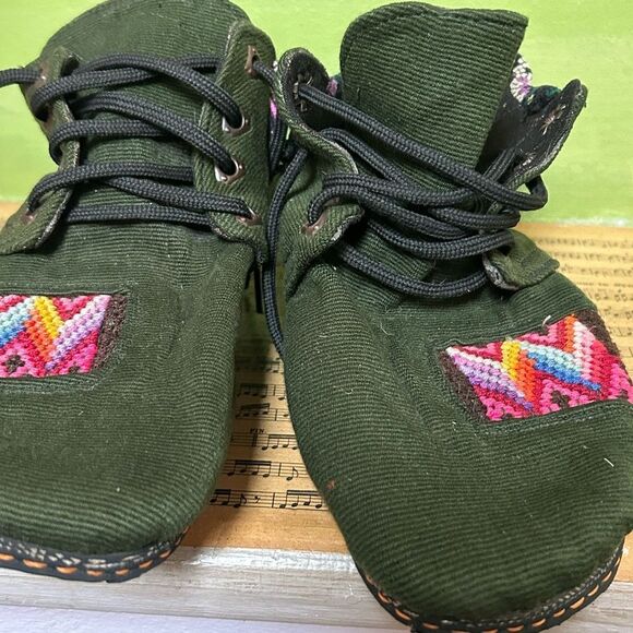 Embroidered Green Women's Shoes tagged as 8.5, but fit more like a 9 or 9.5 - Picture 8 of 16